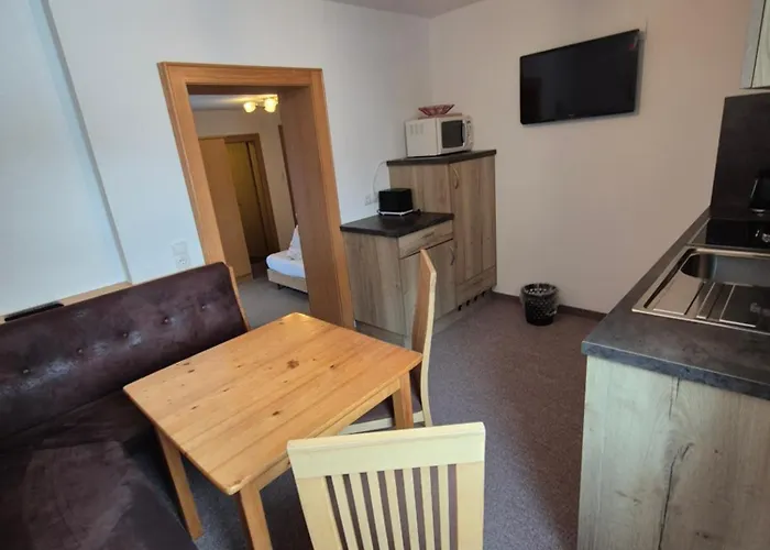 Πανσιόν Lenz Ισγκλ